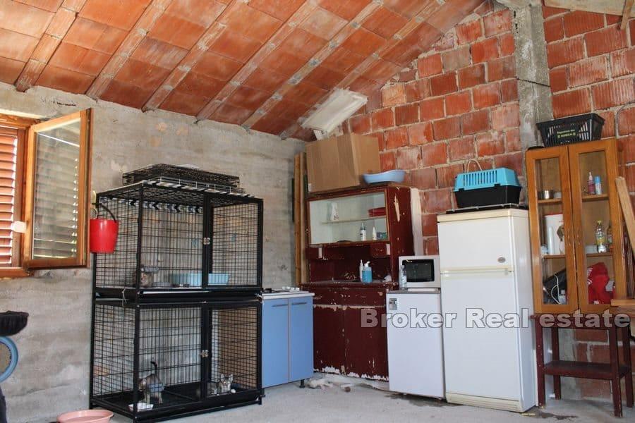 Maison en pierre au centre