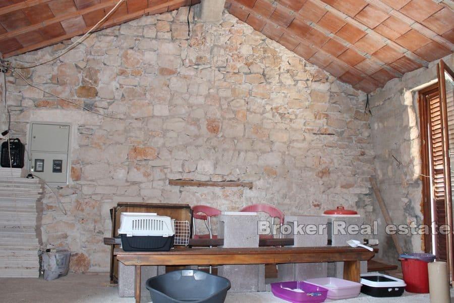 Maison en pierre au centre