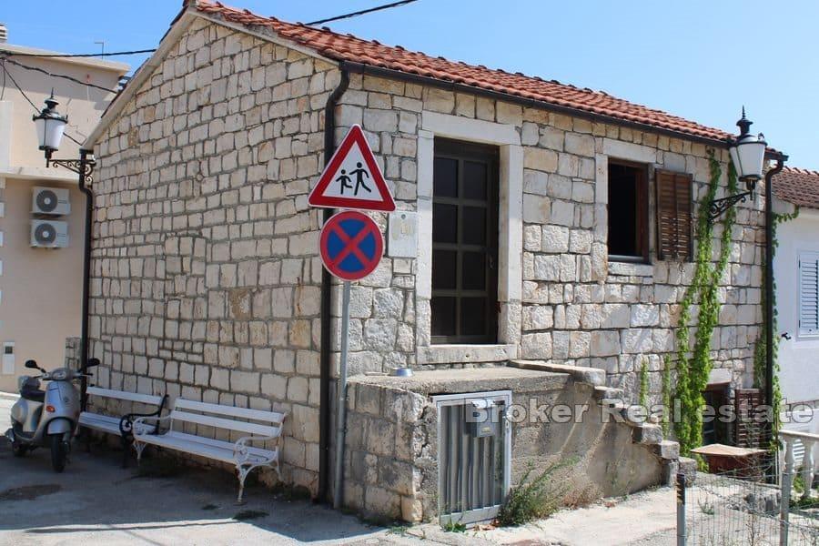 Maison en pierre au centre