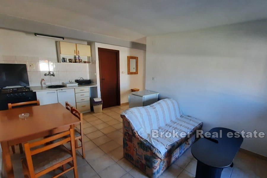 Kamenný dům s výhledem na moře