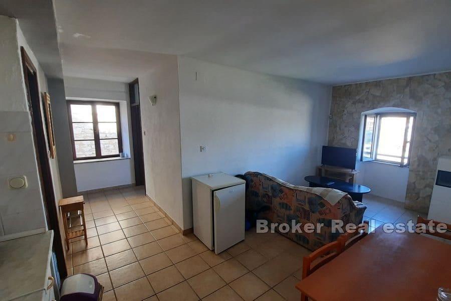 Stenhus med havsutsikt