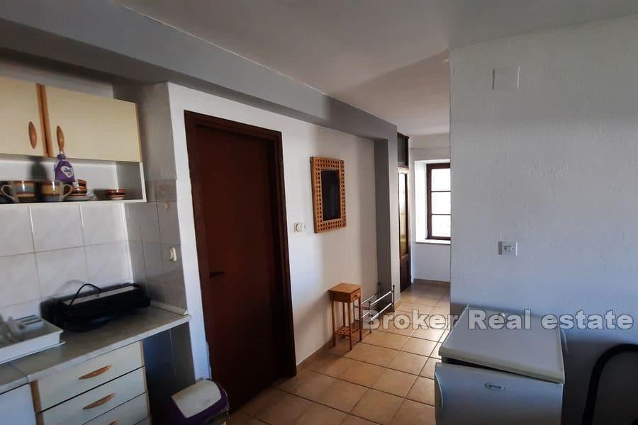 Kamenný dům s výhledem na moře