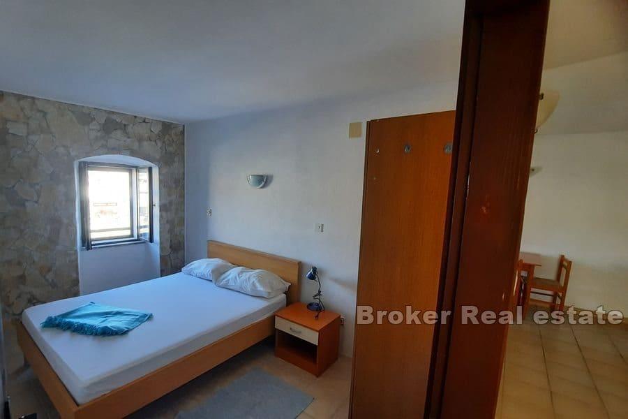 Kamenný dům s výhledem na moře