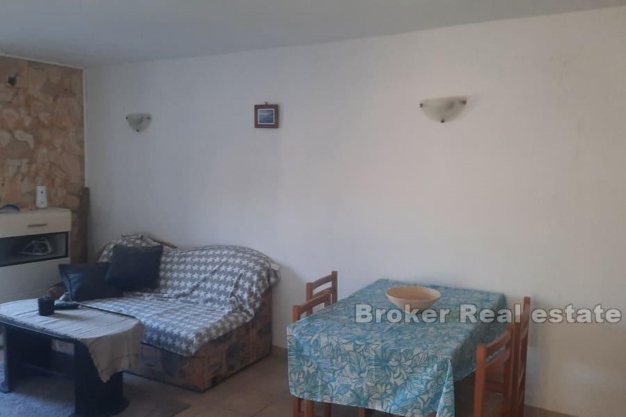 Kamienny dom z widokiem na morze