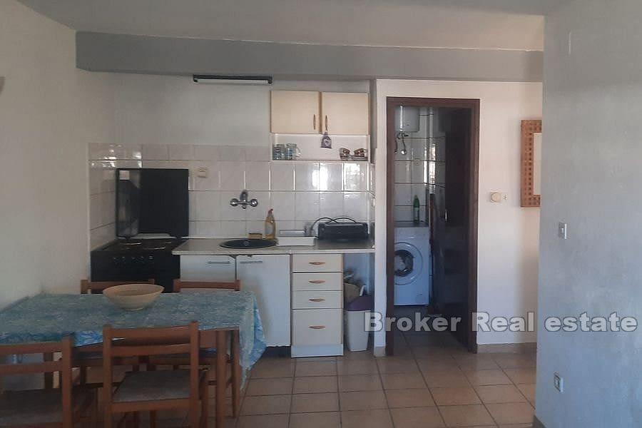 Kamienny dom z widokiem na morze