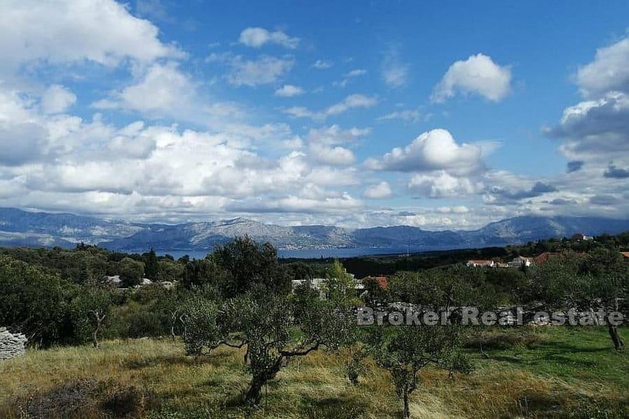 Budowanie ziemi z otwartym widokiem na morze