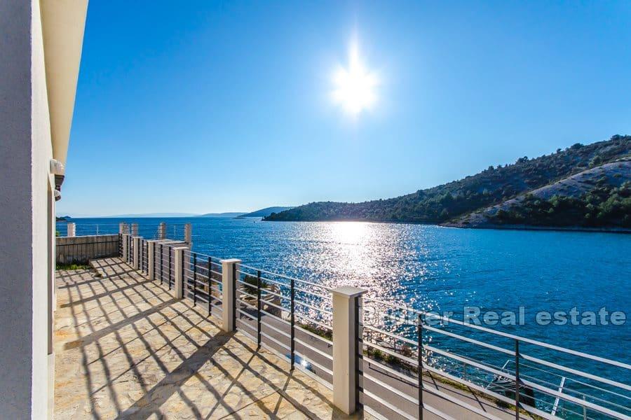 Hus i första raden mot havet