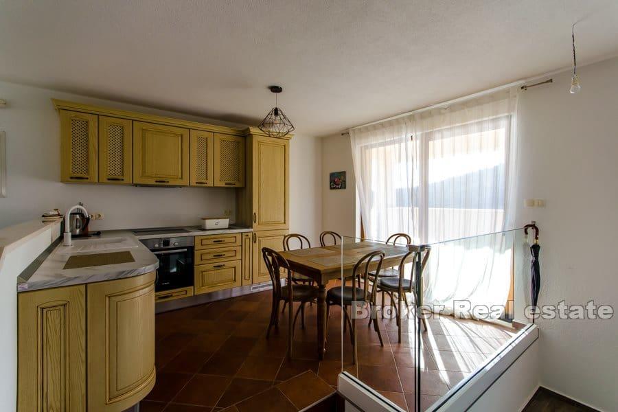 Hus i första raden mot havet