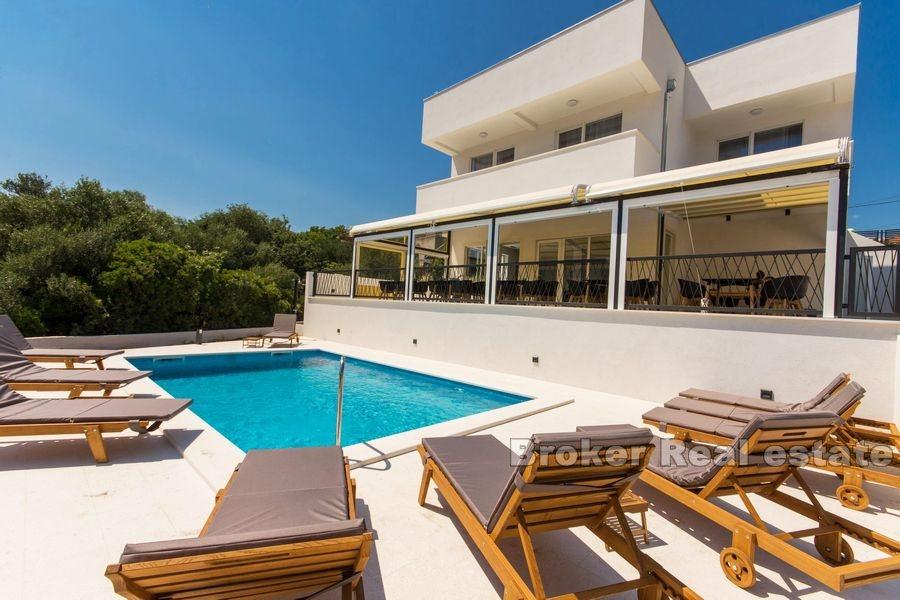 Apartmanska kuća sa restoranom