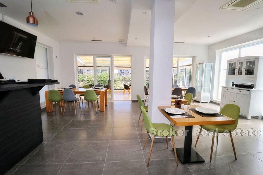 Apartmanska kuća sa restoranom