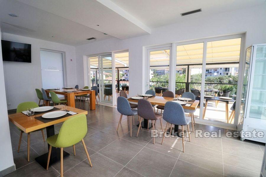 Apartmanska kuća sa restoranom