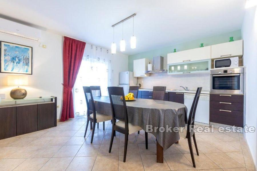 Dom z basenem i widokiem na morze