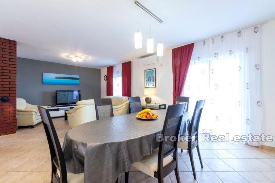 Dom z basenem i widokiem na morze