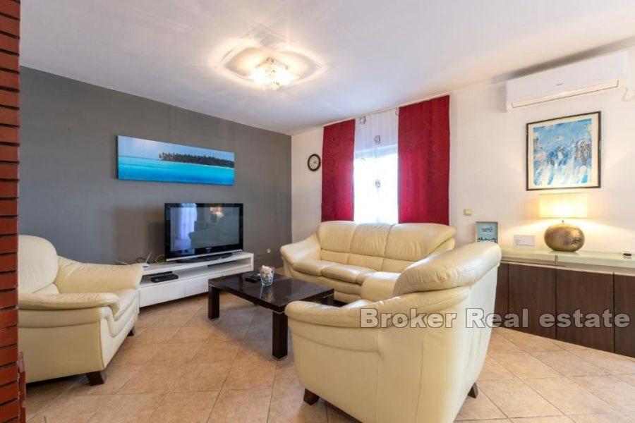 Dom z basenem i widokiem na morze