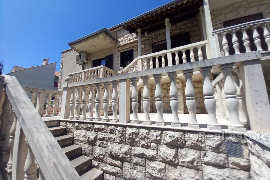 Bol, Dom przy centrum miasta