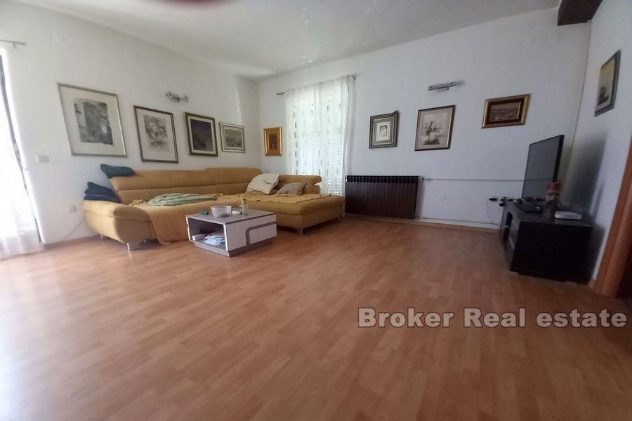 Bol, Dom przy centrum miasta