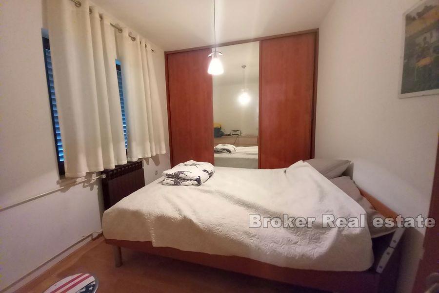 Bol, Dom przy centrum miasta