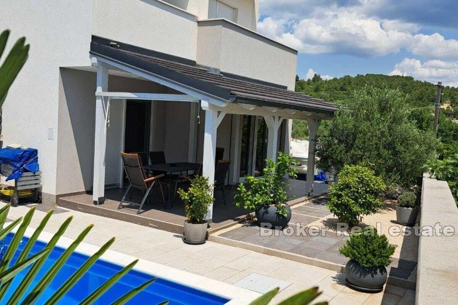 House with sea view and swimming pool