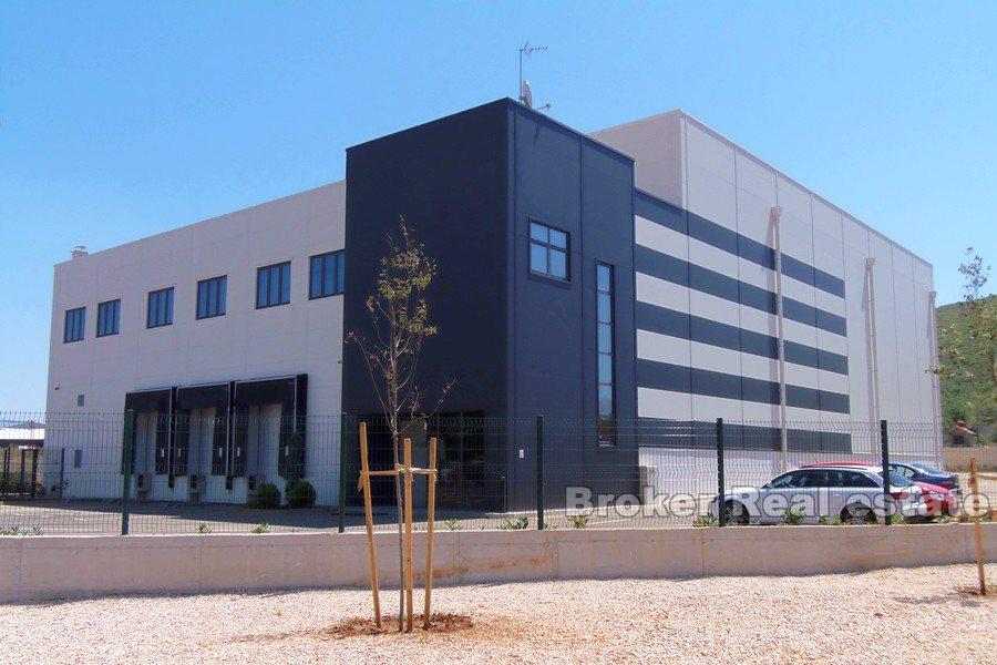 Logistics distribution center