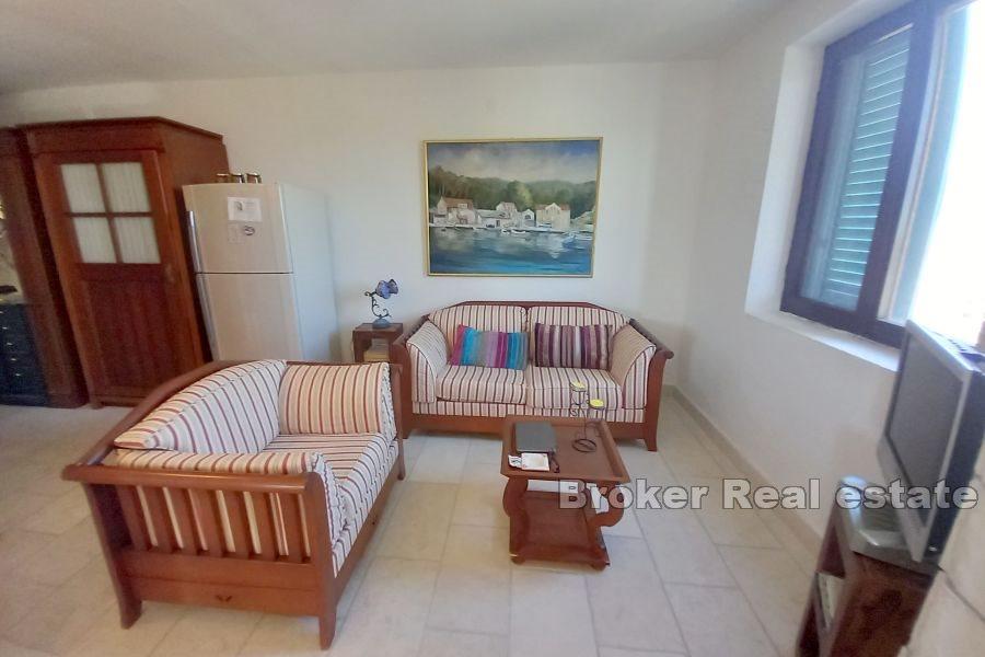 Steinhus med havutsikt