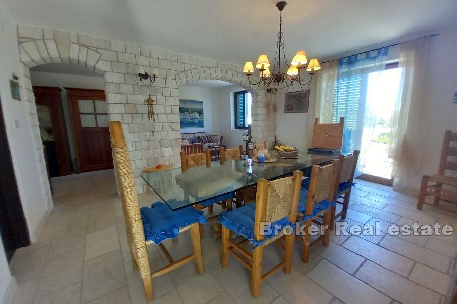 Maison en pierre avec vue mer