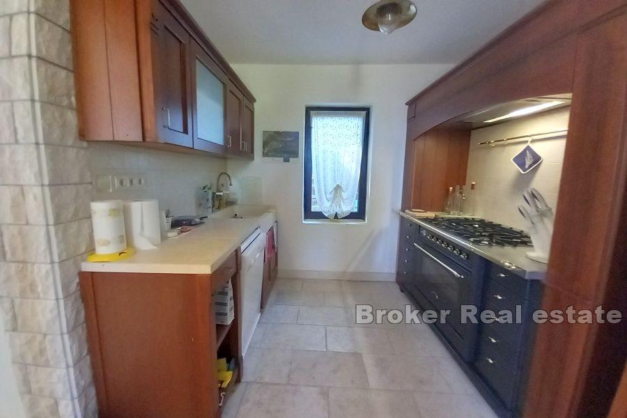 Maison en pierre avec vue mer