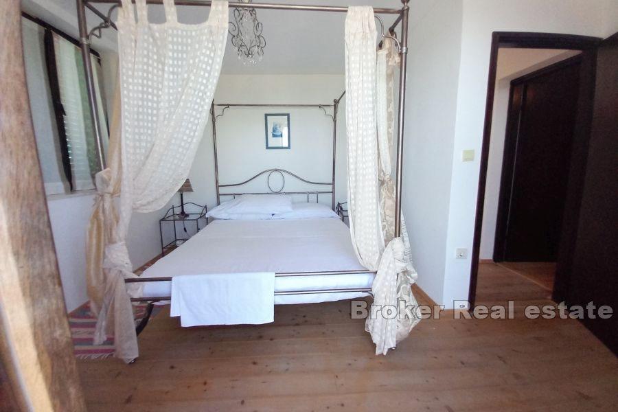 Kamienny dom z widokiem na morze