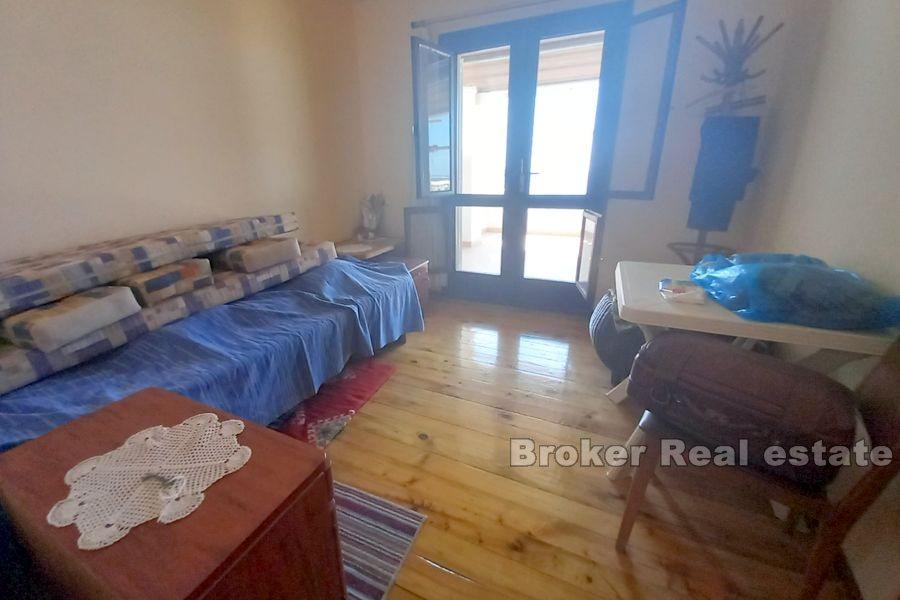 Hus og byggegrunn med åpen havutsikt