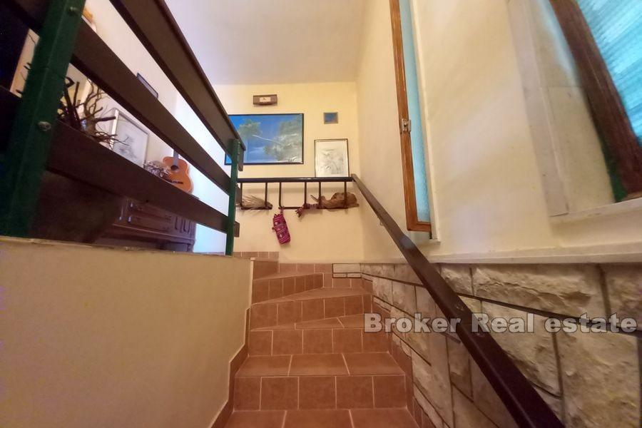 Hus og byggegrunn med åpen havutsikt