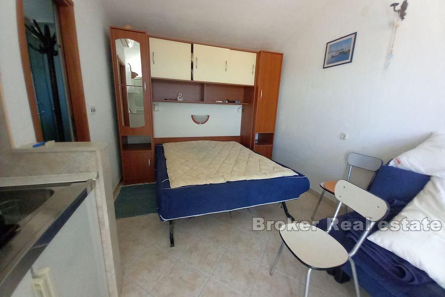 Hus og byggegrunn med åpen havutsikt