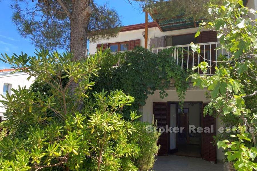 Parhus med pool i lugnt läge