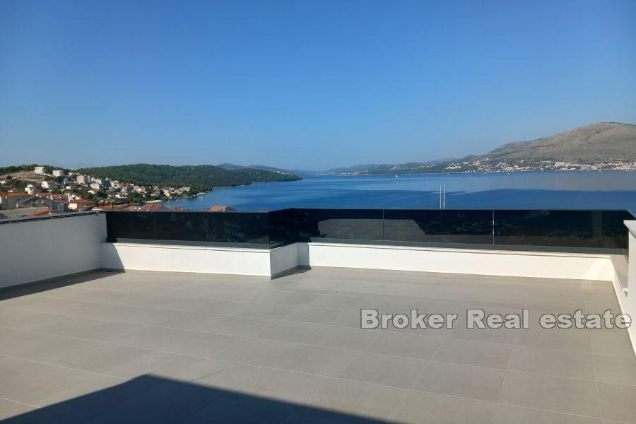 Två takvåningar med havsutsikt