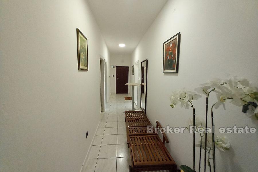 Квартира с земельным участком