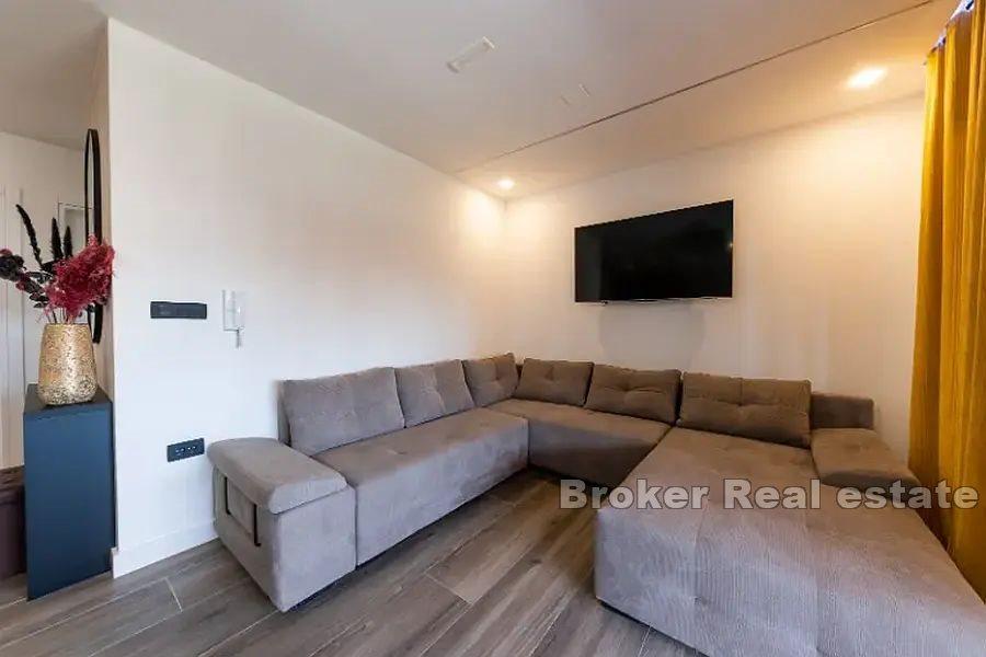 Modern lägenhet med pool