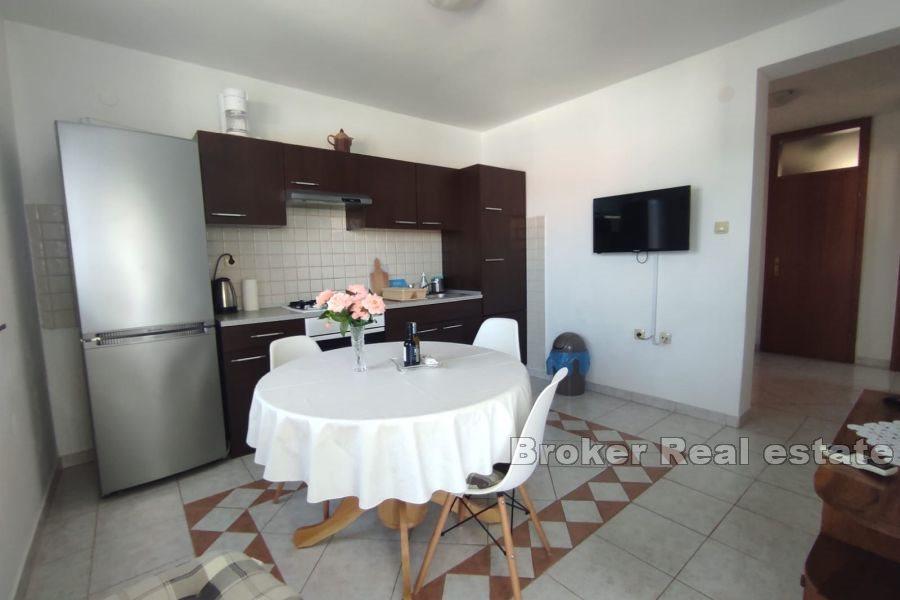 Apartmanska kuća, drugi red do mora