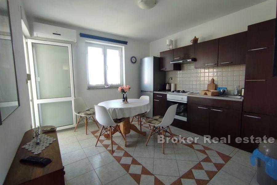 Apartmanska kuća, drugi red do mora