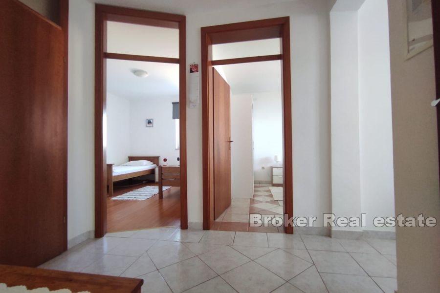 Apartmanska kuća, drugi red do mora