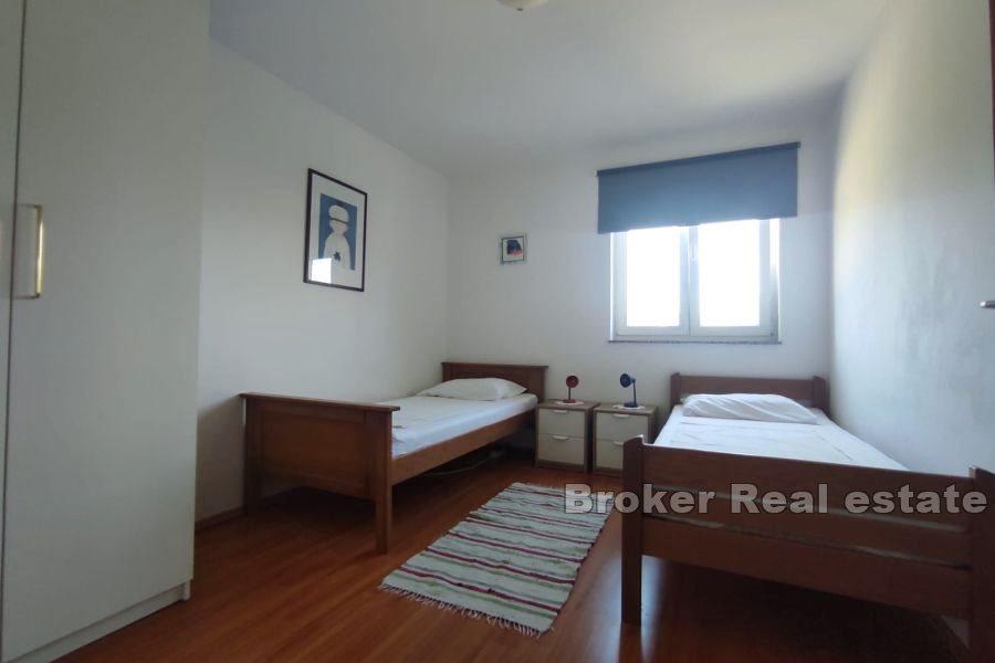 Apartmanska kuća, drugi red do mora