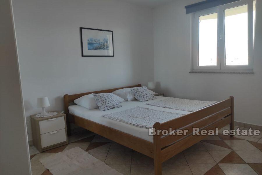 Многоквартирный дом, второй ряд от моря