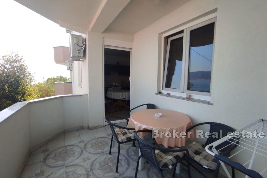 Многоквартирный дом, второй ряд от моря