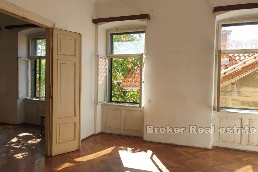 To roms leilighet i sentrum av byen