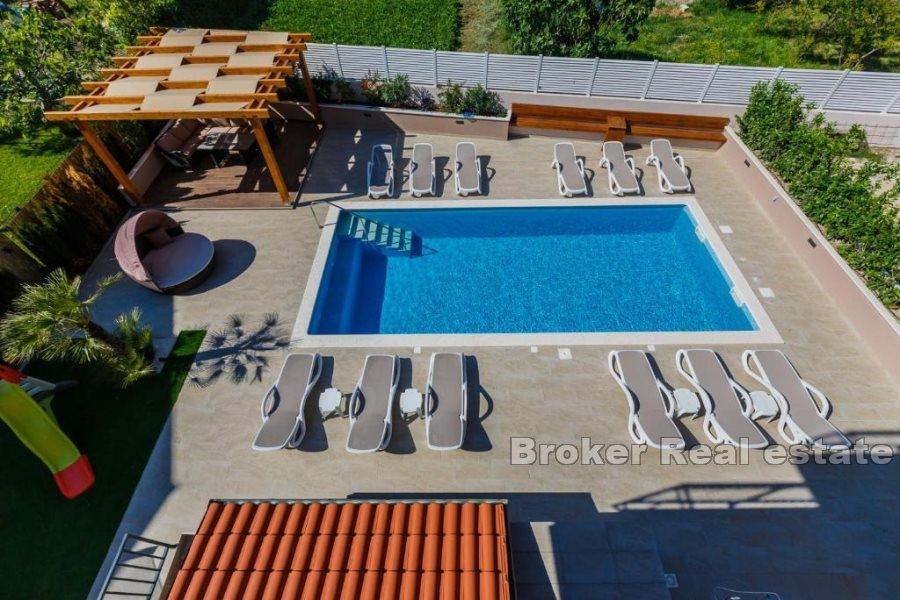 House with pool and sea view
