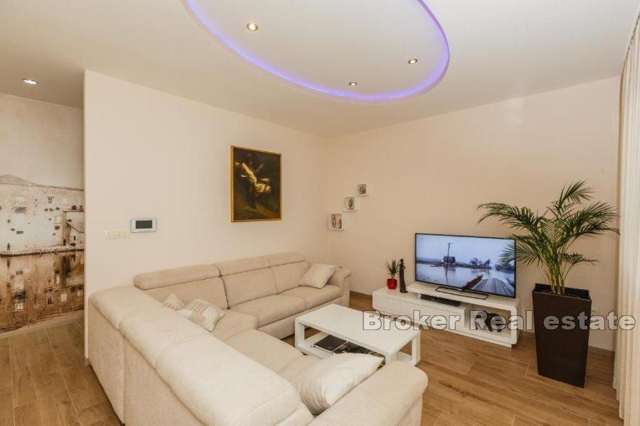 Casa con piscina e vista mare