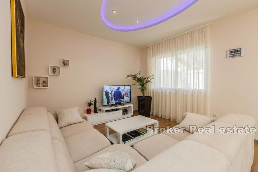 Casa con piscina e vista mare