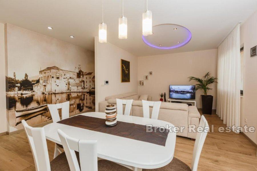 Hus med basseng og havutsikt