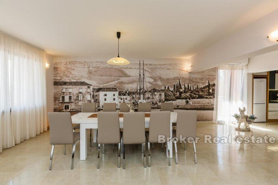 Casa con piscina e vista mare