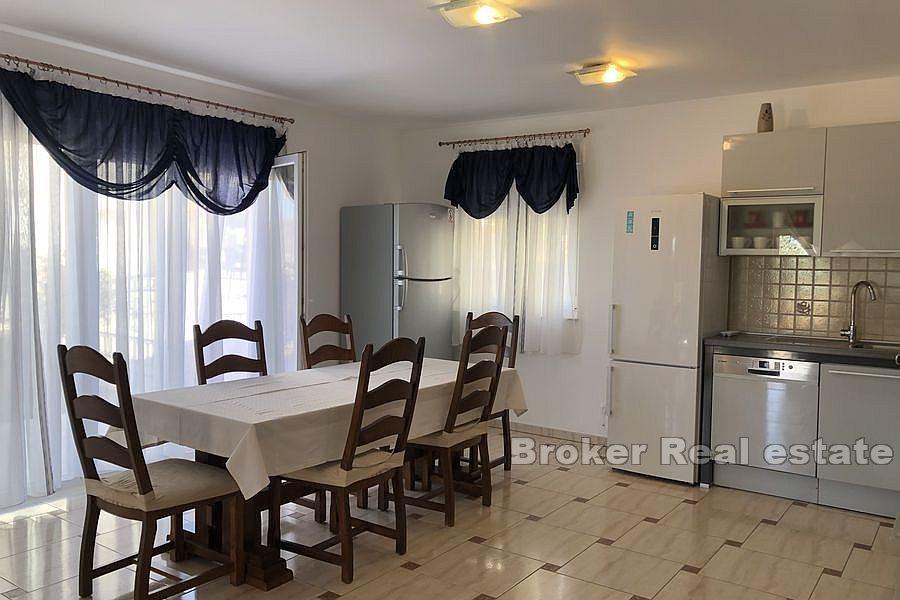 Apartmanska kuća s pogledom na more