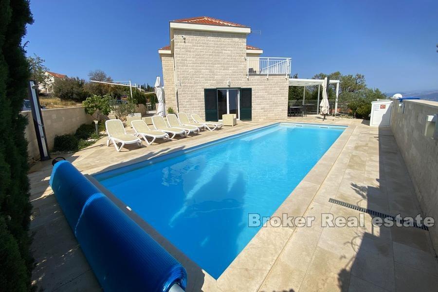 Casa con piscina e vista mare