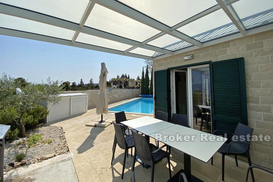 House with pool and sea view