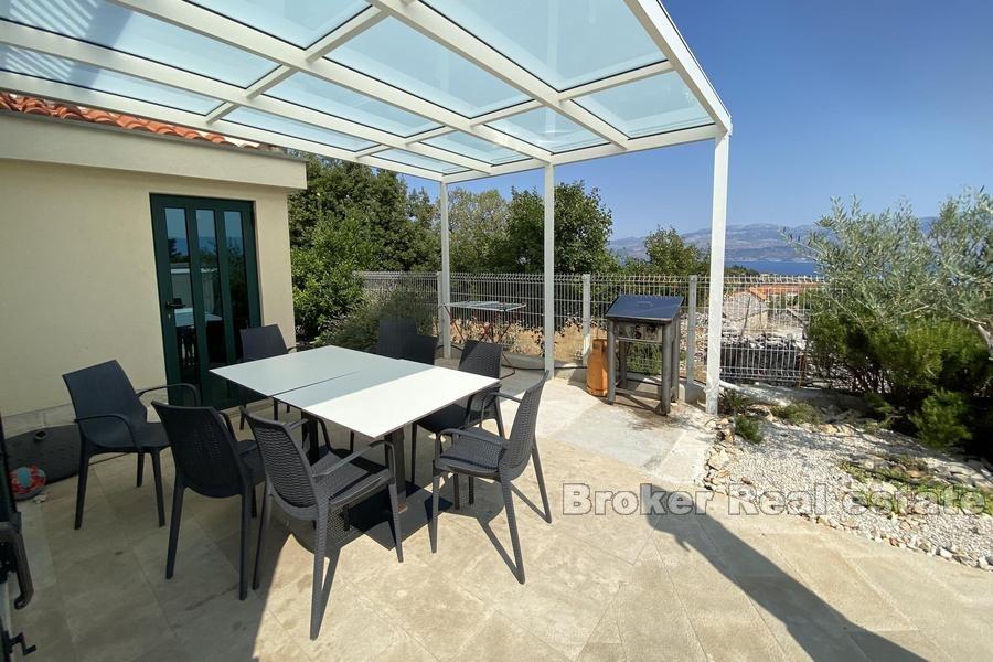 House with pool and sea view